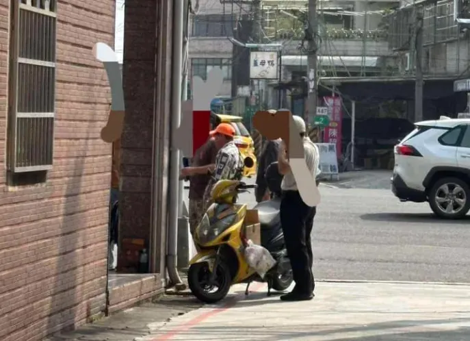 陳姓男子在路上撒鐵釘,日前遭警方逮捕。(圖/翻攝自高雄市議員 邱于軒臉書)