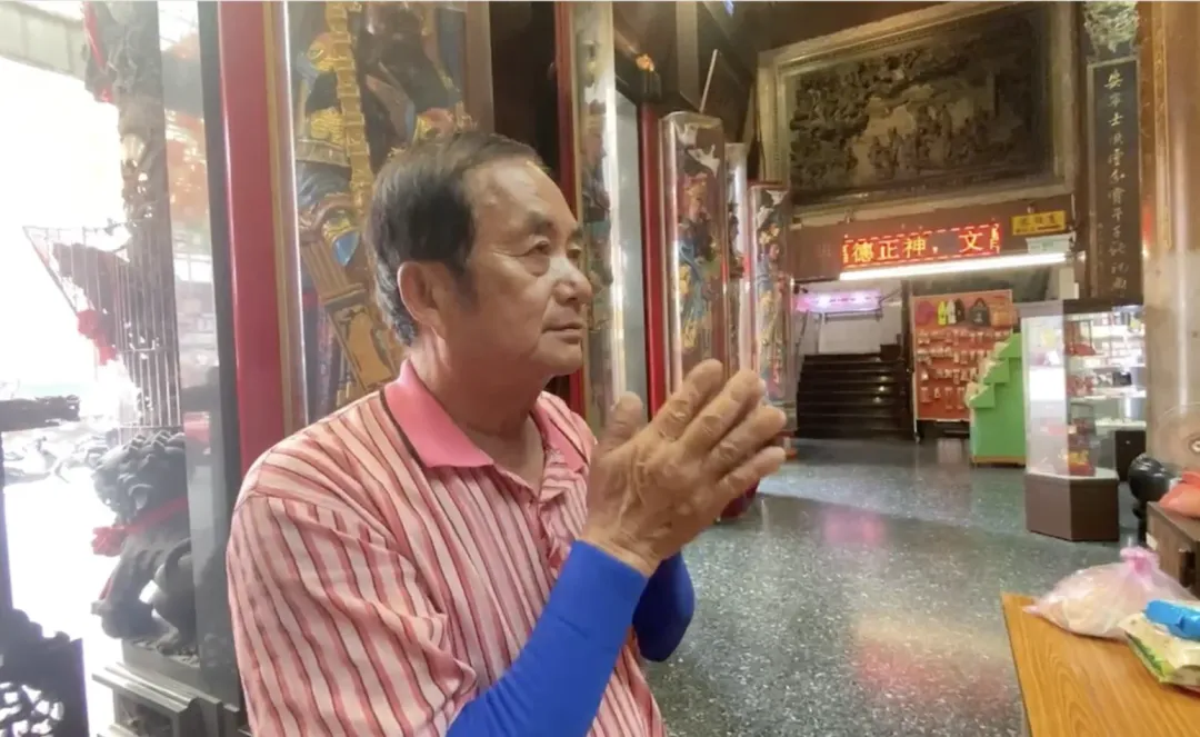 顏貽松祈求媽祖早日抓到兇手。（圖／中天新聞）