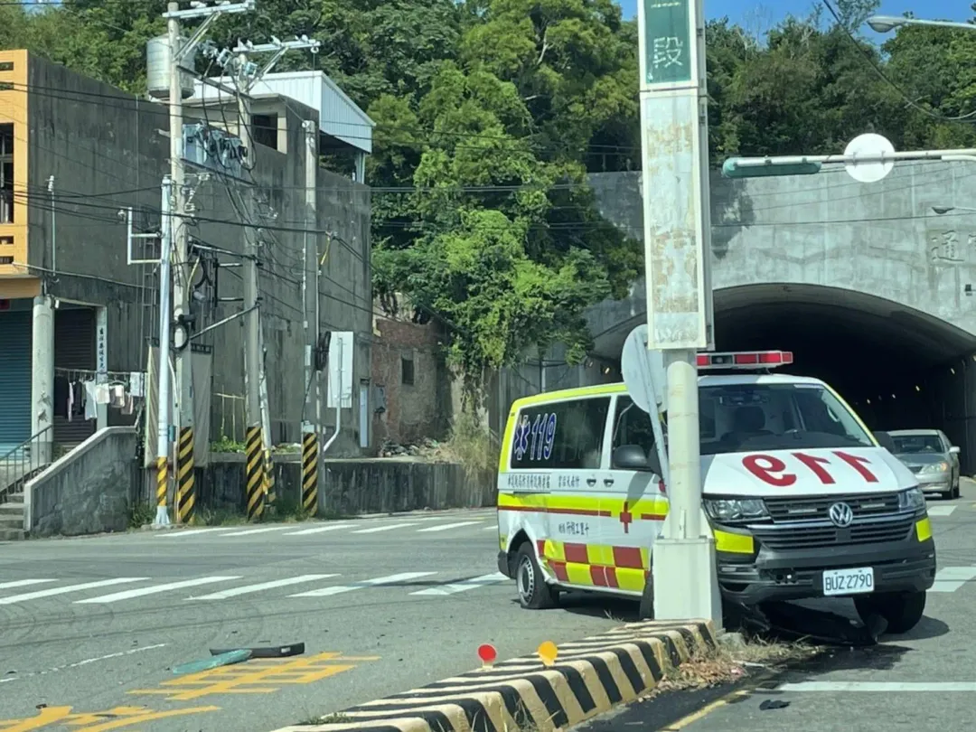 救護車送傷者回醫院途中被另輛轎車撞擊。（圖／翻攝畫面）