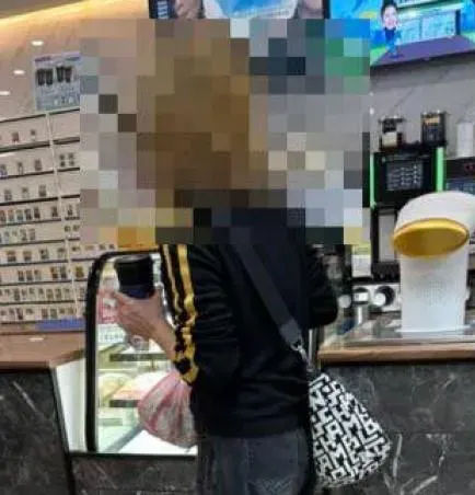 1名婦人在超商購買熱咖啡後,因店員未給杯架,不斷謾罵稱「服務很差勁」。(圖/翻攝匿名公社)
