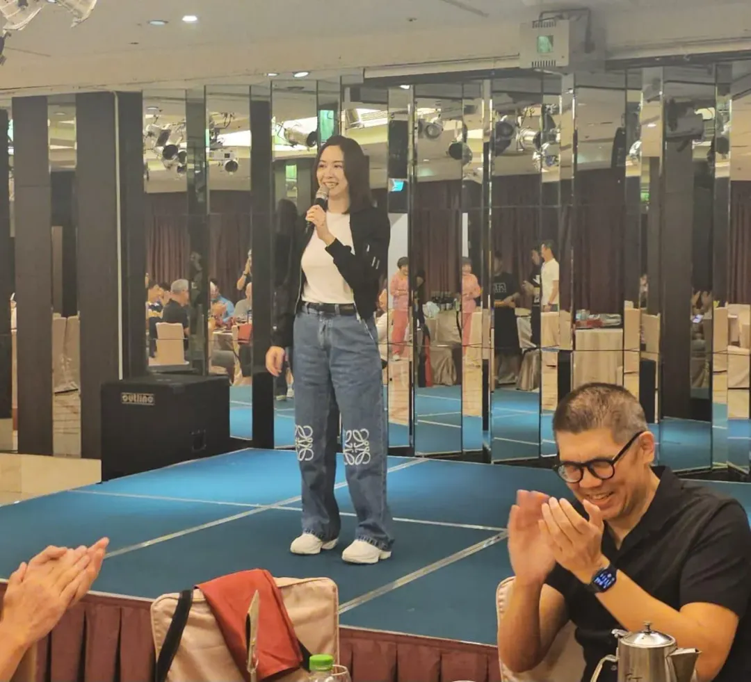 連勝文難得在臉書上秀出他與太太蔡依珊的合照。(圖／取自連勝文臉書)