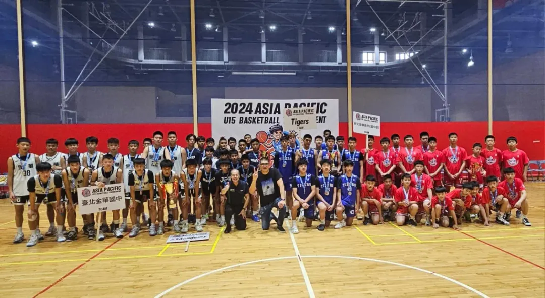 連勝文與亞太青少年籃球邀請賽參賽球隊隊員合影。(圖／取自連勝文臉書)