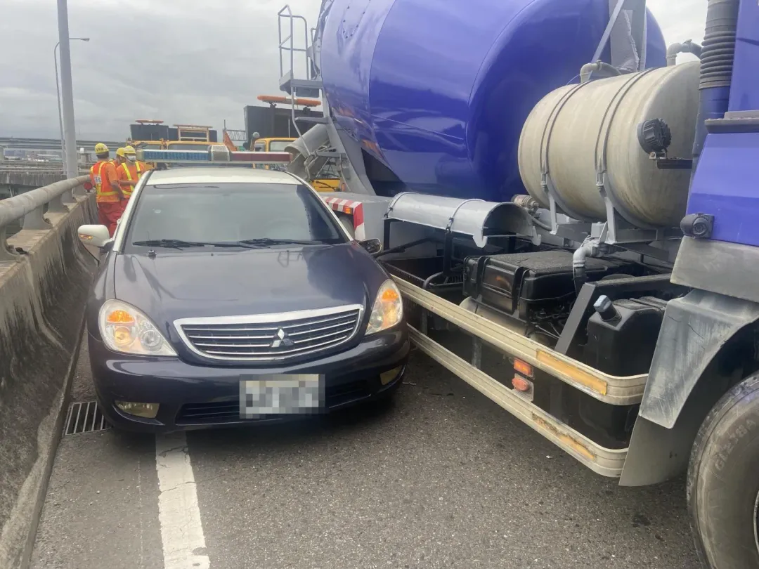 41歲陳姓警員駕駛巡邏車於前往保養途中，遭45歲溫姓男子駕駛營大貨車疑似變換車道不當碰撞而肇事。（圖／翻攝畫面）