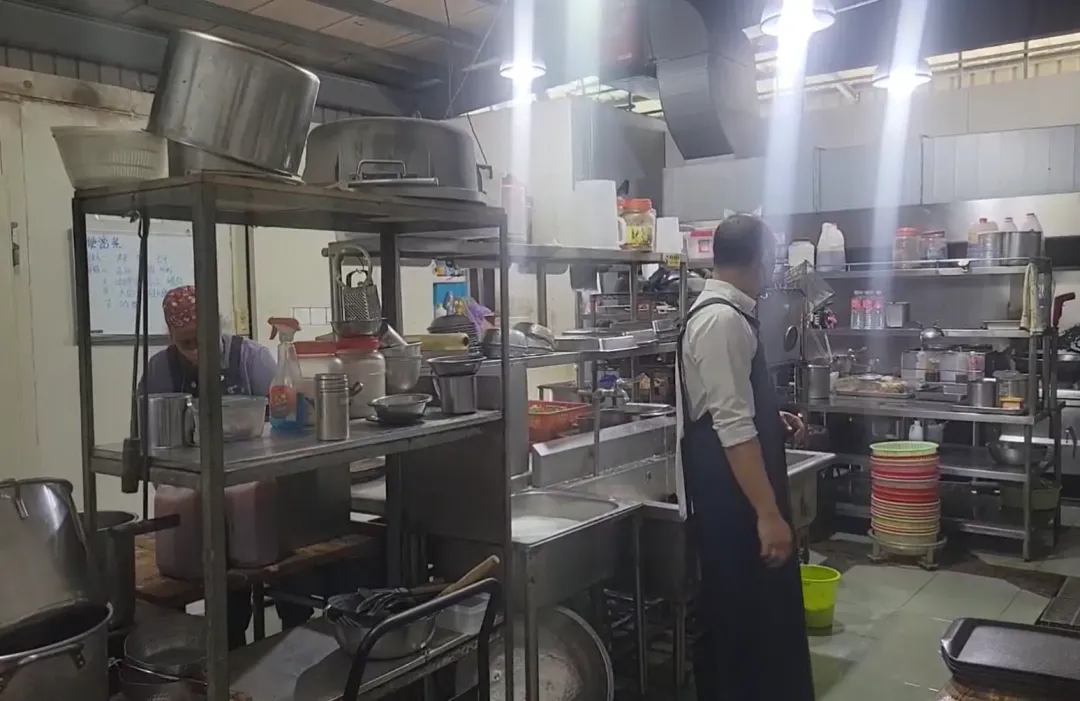 店家獲知後第一時間向消費者道歉,並表示店裡每個月都有固定清消行程。(圖/中天新聞)