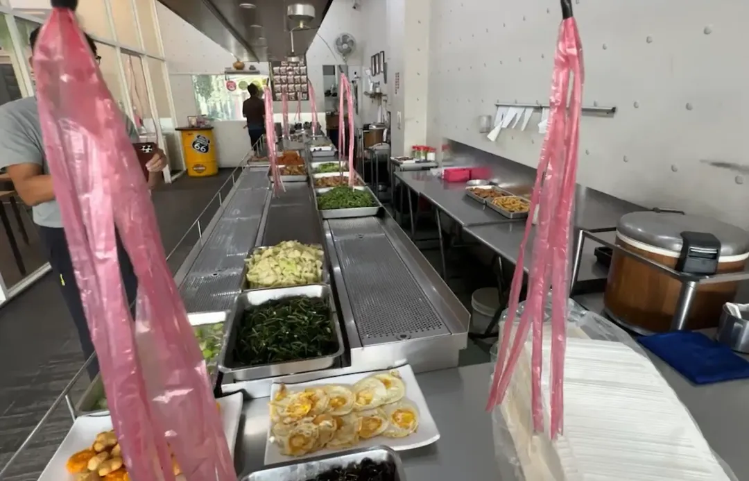 實際走訪店家環境,餐檯都算乾淨清潔,不過有些菜餚會放在角落或是靠牆處。(圖/中天新聞)