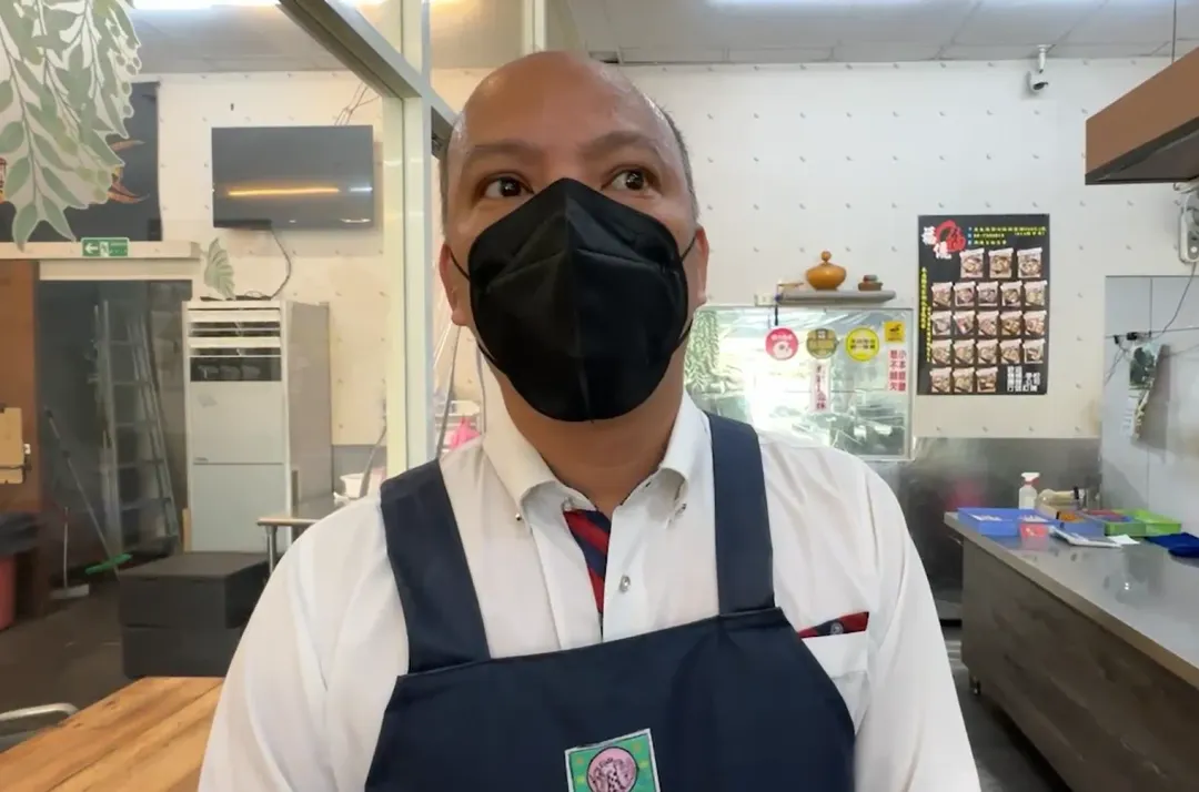 便當店老闆無奈表示,客人發現當下可以先跟店家反應,選擇上網公審反而他們失去第一時間改善的機會。(圖/中天新聞)