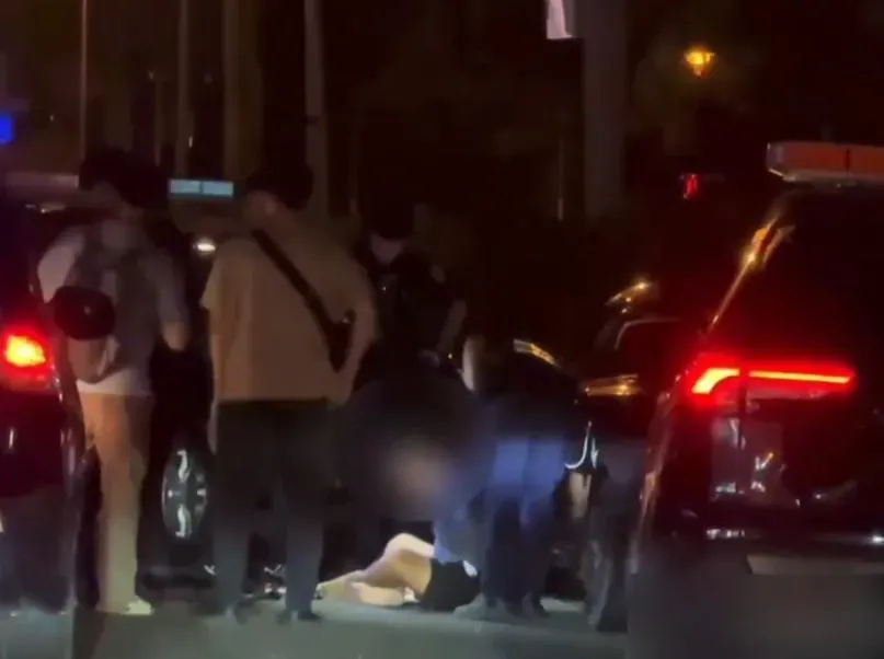 警方見廖嫌駕駛贓車於九如鄉路旁怠速休息,警方立即一擁而上。(圖/翻攝畫面)
