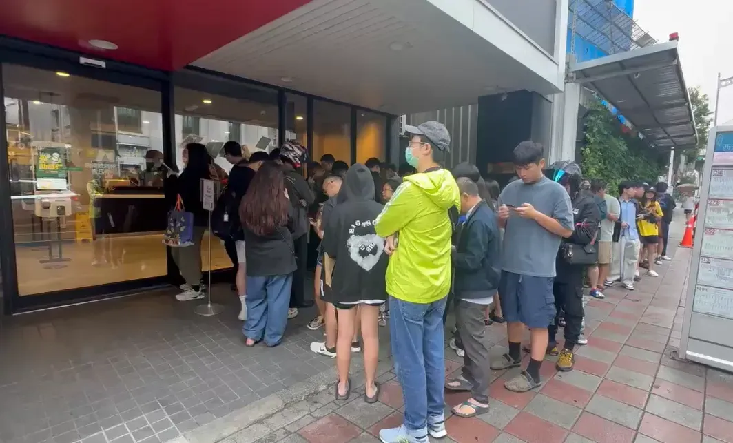 購買一早排隊購買。(圖/記者陳奕廷攝)