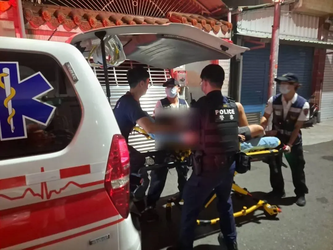 姪子涉嫌縱火，被救出後情緒失控，身上也有多處被玻璃割傷的傷口，警方先是將人制服，後採取保護管束。（圖／翻攝記者爆料網）