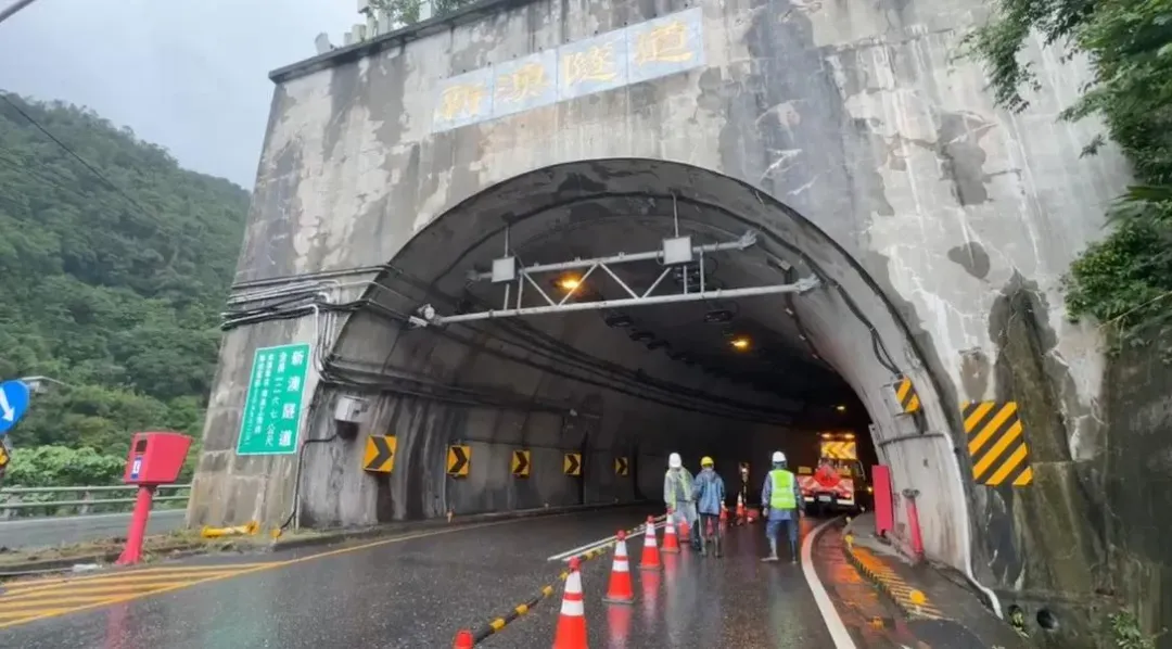 預計於今(24)日17時搶通,俟現場邊坡穩定勘查無落石狀況後開放通行。(圖/翻攝畫面)