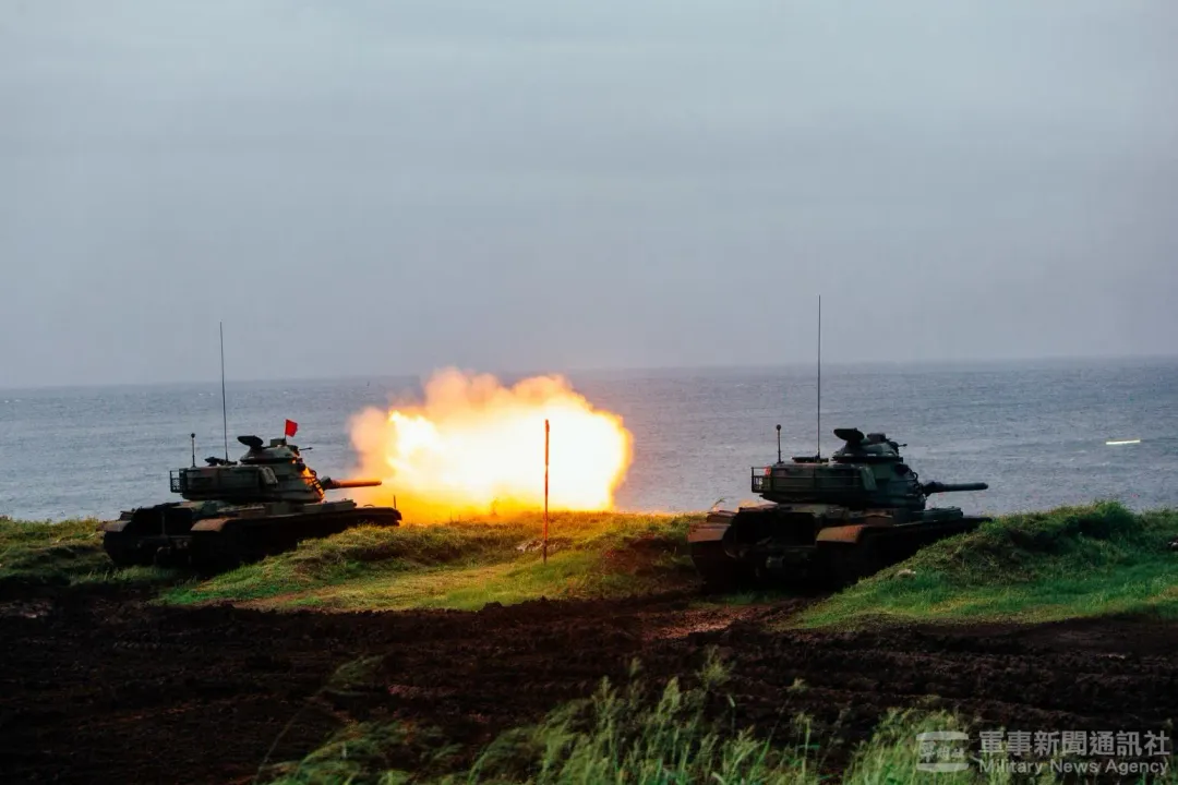 今年5月「鎮疆」操演,M60A3戰車清晨射擊105公厘戰車砲。(圖/軍聞社)