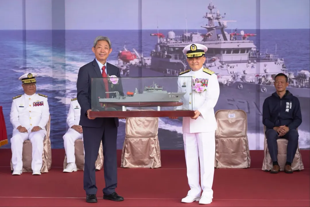台船交給海軍司令大武號模型。(圖/台船公司)