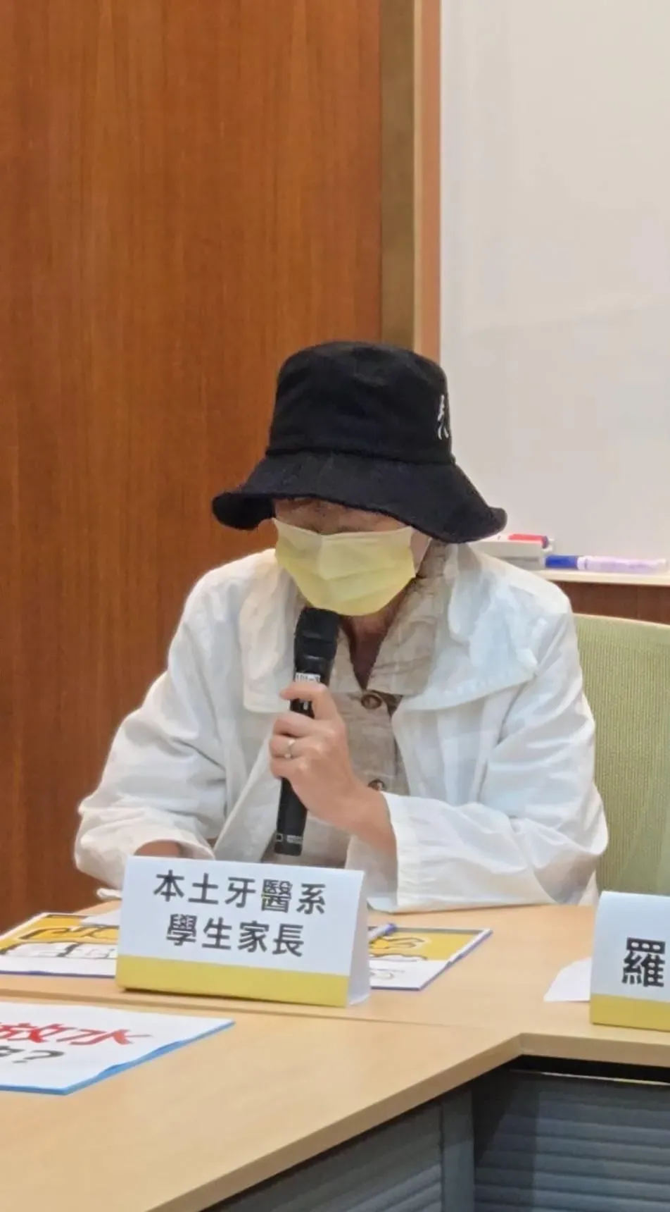 本土牙機系學生家長淚訴政府為波波牙醫大開後門。（圖／中天新聞）