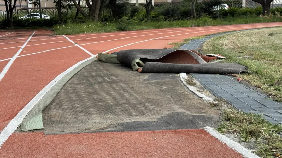強風撕開PU跑道。（圖／翻攝畫面）