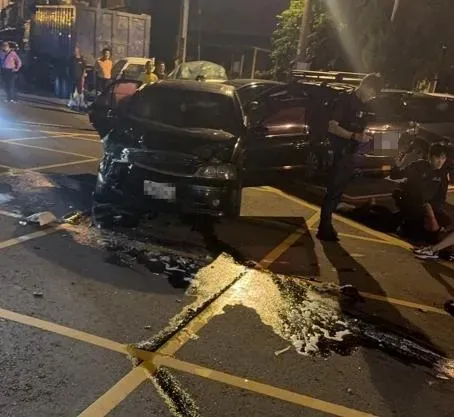 新竹縣日前有毒蟲故意撞警車。（圖／翻攝畫面）