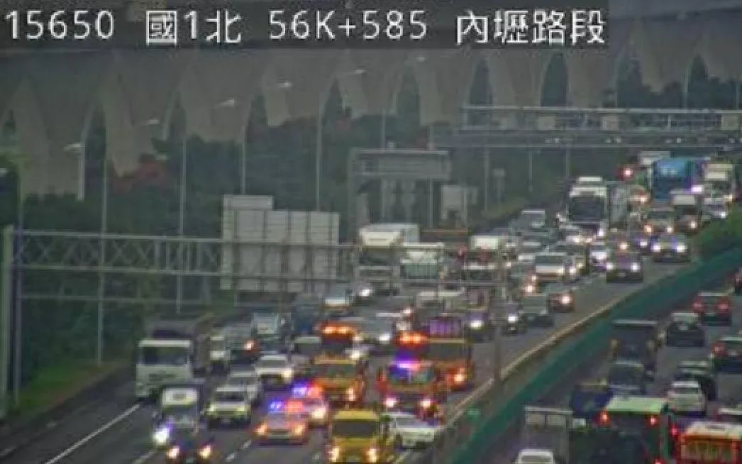 國道1號南向56公里處內壢路段發生追撞事故。(圖/翻攝自高速公路1968)