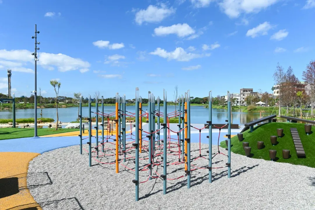 華興池公園設施包括服務中心、濱水咖啡廳、冒險森林與極限山丘遊戲場、濱水階梯劇場等。(圖/桃園市政府提供)