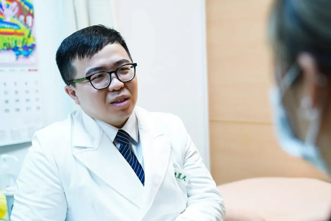 陳昱天醫師看診示意照。（圖／台北慈濟醫院提供）