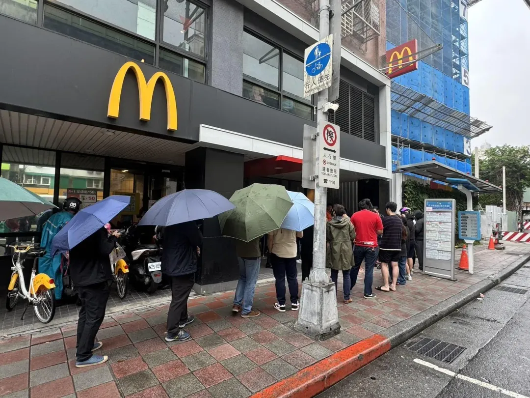 昨天排隊買獵人角色盲卡包的人潮。（圖／記者陳奕廷 攝）