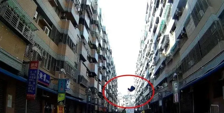 呂男情緒失控在家大鬧,還當員警面前從7樓陽台扔椅子下中庭。(圖/翻攝畫面)
