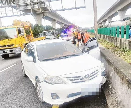 肇事自小客車占用內線道。(圖/國道一隊警方提供)