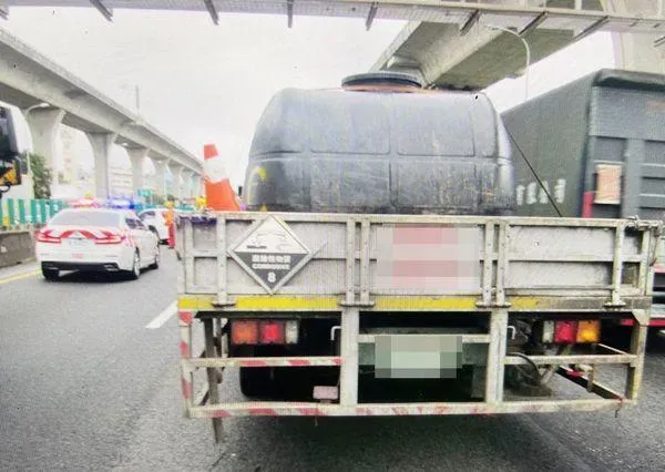 警方初步調查,肇事自小客車因不明原因擦撞小貨車。(圖/國道一隊警方提供)
