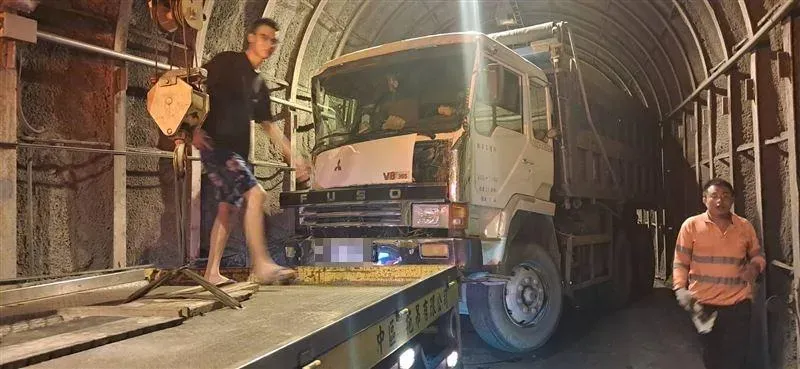 砂石車駕駛自撞山壁。（圖／翻攝畫面）
