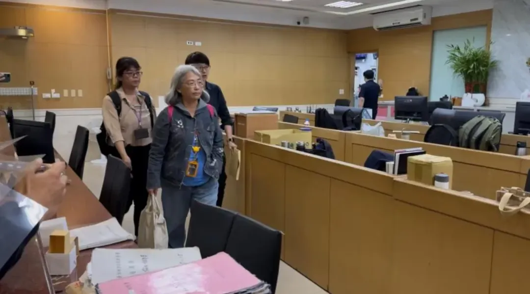 政大附中何姓會計30萬元交保。(圖/翻攝畫面)