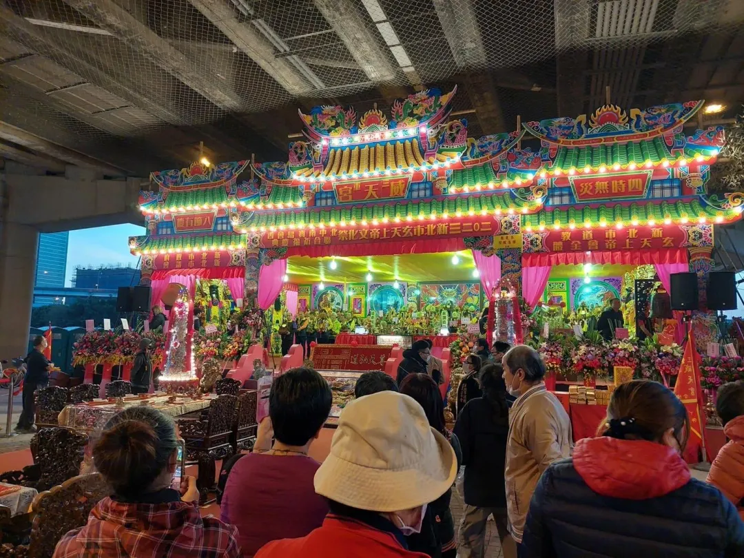 今年主活動將由真法堂將爐主神迎至會場拉開序幕,並搭建七星平安橋,由堂主用小法儀式為民眾消災解厄。(圖/新北市民政局提供)