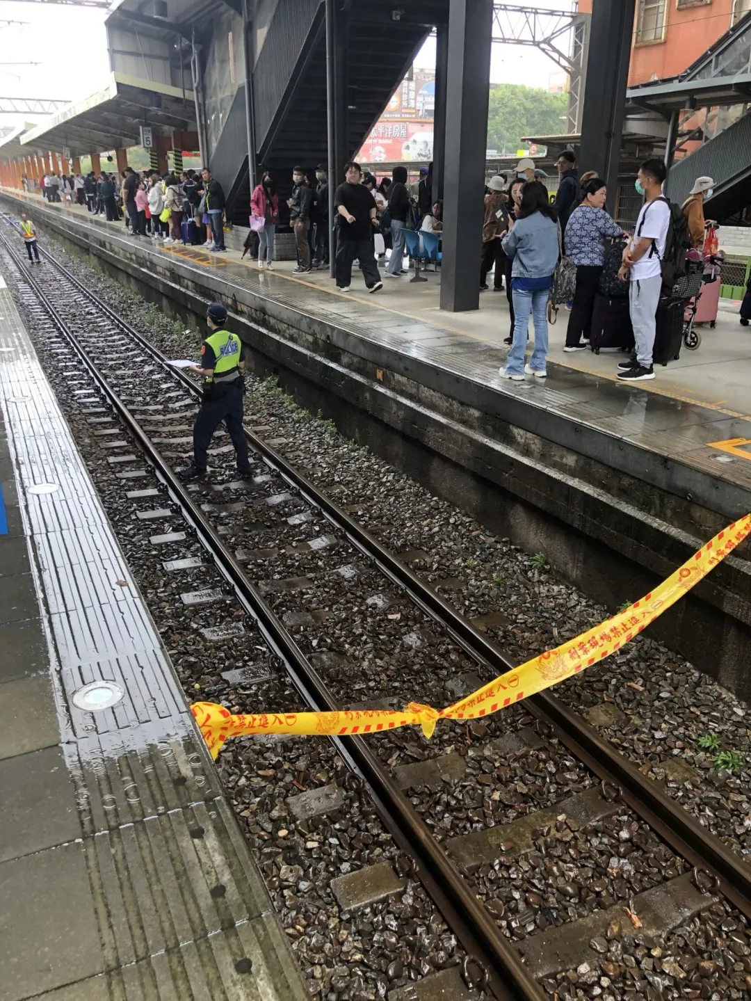 台鐵內壢車站二月台於今(25)日09時41分許,第115次自強號列車疑似與民眾發生碰撞。(圖/翻攝畫面)