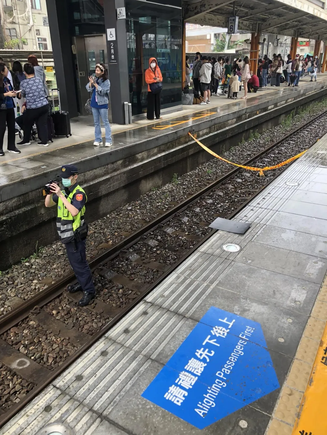 案經調閱監視器,死者男性(身分待查),突然墜落月台侵入軌道。(圖/翻攝畫面)