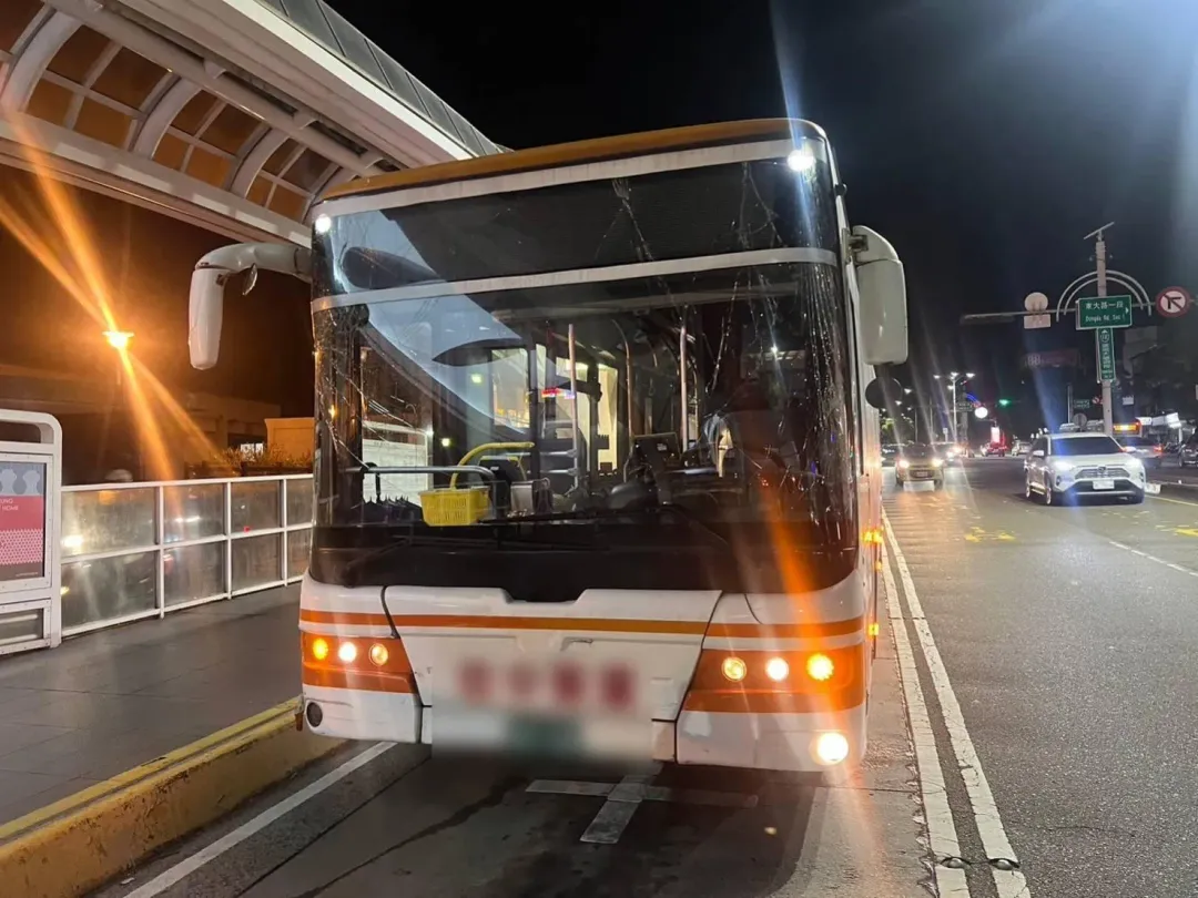 台中公車再出包撞上分隔島,乘客驚呼「搭車好驚險」。(圖/中天新聞)