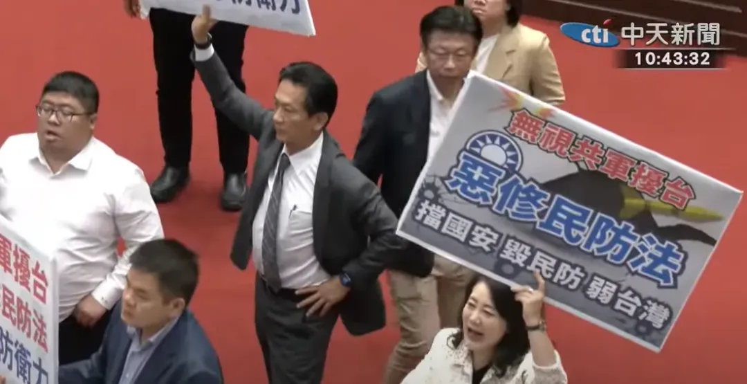 立法院今(25日)院會，針對民防法修正案，綠委們舉牌表達抗議。（圖／中天新聞）