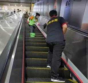 10名工作人員協力消毒、清洗。（圖／取自北捷官網）