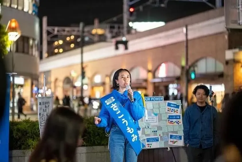 武藏野市議員酒向萌實表示有男性選民用舌頭舔她的手（圖／翻攝FB）