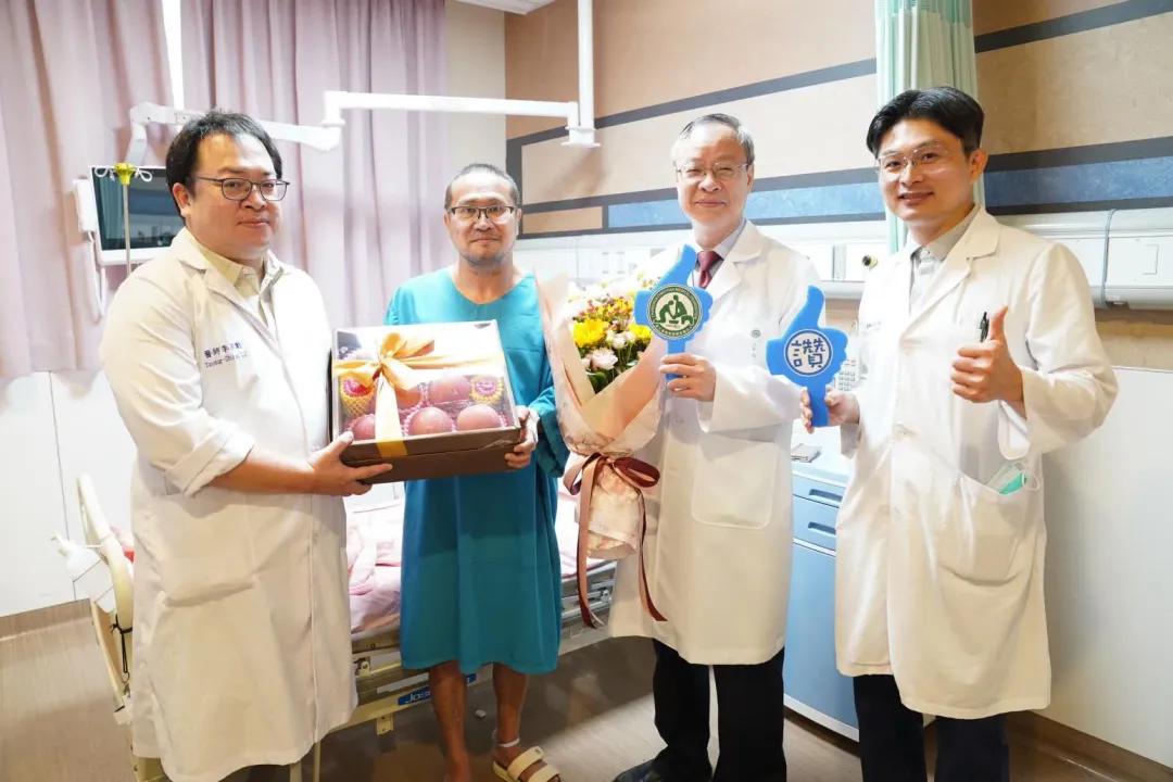 病人經過醫療團隊成功救治後，心臟外科李宗勳醫師（左一）、院長李國維醫師（左三）及心臟內科鐘元佑醫師（右一）共同送上祝福。（圖／員基醫院提供）