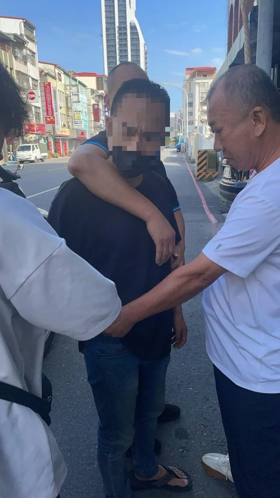 警方於24日9時在三民區自立一路一帶將黃嫌逮捕到案。（圖／警方提供）