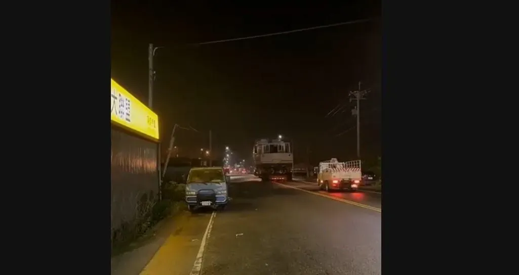 拖板車疑似因未注意乘載物的高度上限，導致漁船經過時直接將電線扯斷，連帶連電線桿也受到大力拉扯而歪斜。（圖／鴻翊汽車提供）