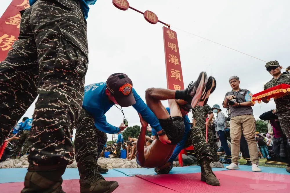 蛙人抵達終點線後，學員們在教官引導下，實施「搶背」動作。（圖／軍聞社）