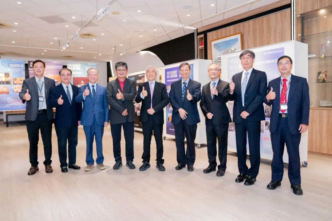 明新科大58週年校慶，獲頒名譽博士學位的技嘉科技葉培城董事長(中)返校參觀特展，回憶校園生活。（圖／明新科大提供）