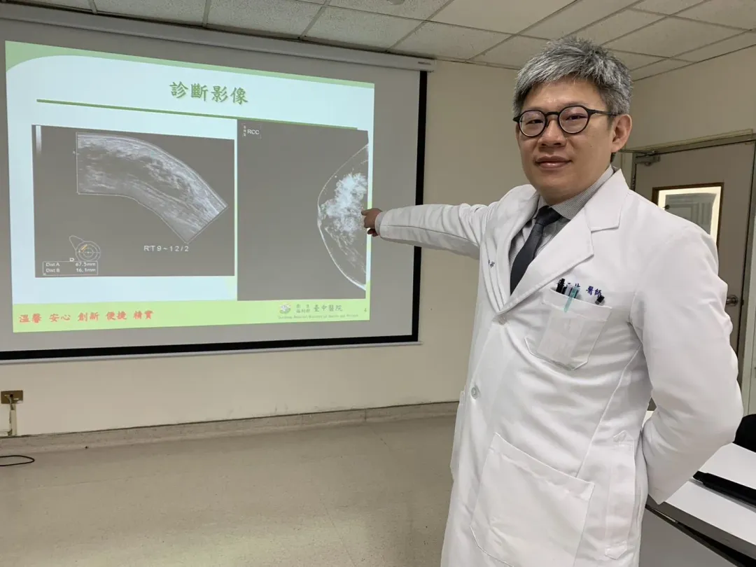 臺中醫院乳房外科醫師徐天佑說明，乳房攝影檢查證實有明顯腫瘤。（圖／臺中醫院提供）