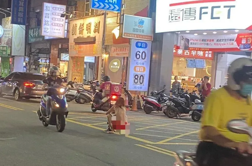 新竹中正路出現只穿紅內褲的裸女。(圖/新竹人新竹事FB)