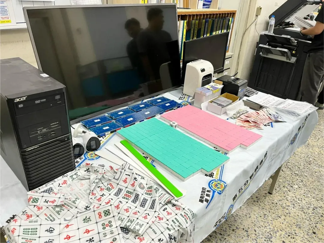 警方查獲不法所得3480元、會員卡300張及相關賭具。（圖／警方提供）