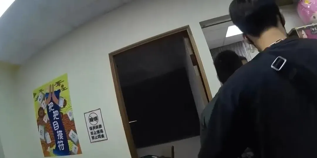 牆上貼著禁賭告示。（圖／警方提供）