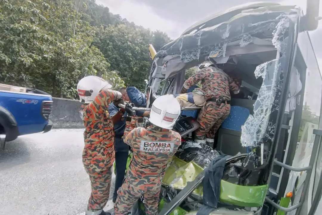 馬來西亞西部霹靂州日前發生日本旅行團搭乘遊覽車撞車事故,車頭凹陷、擋風玻璃全破的畫面令人怵目驚心。(圖/美聯社)