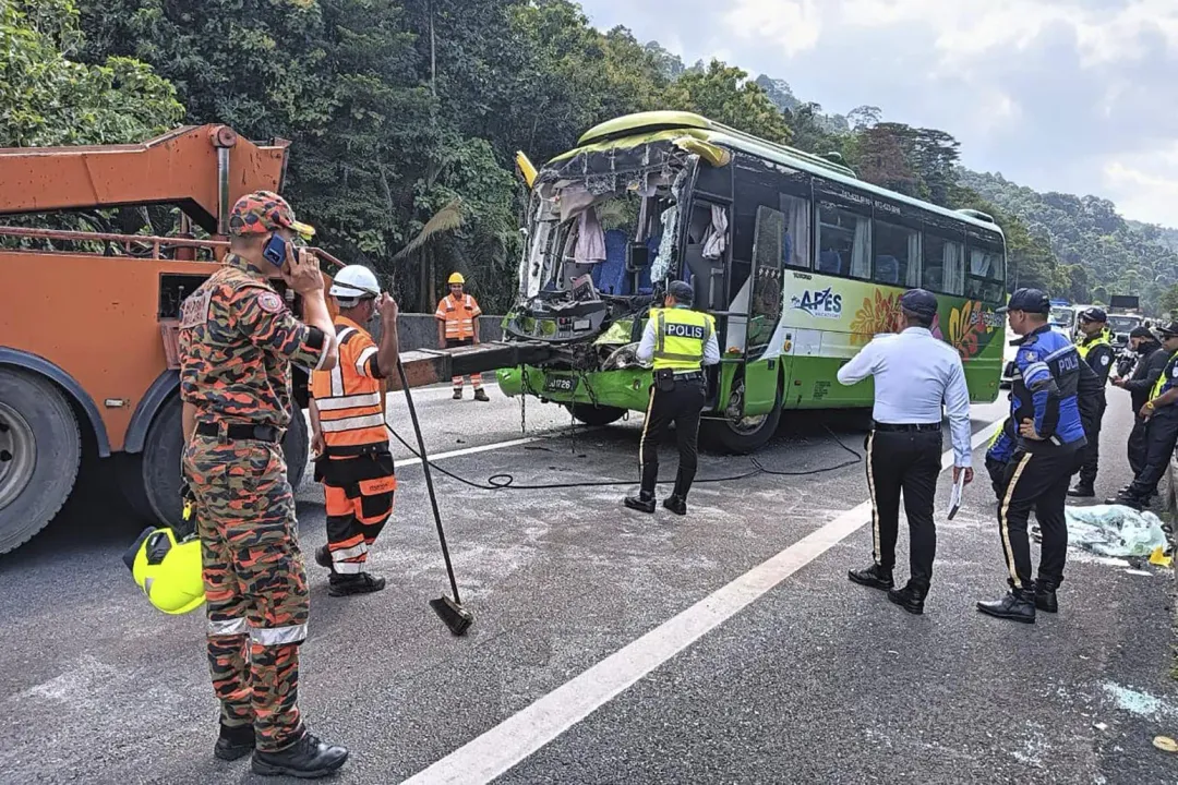 警方追查車禍肇因時發現,遊覽車駕駛竟是毒品通緝犯,懷疑車禍肇因與使用毒品有關。(圖/美聯社)