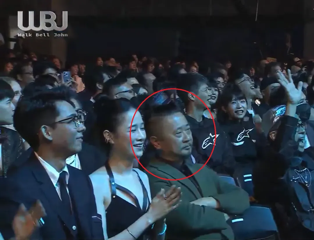 在台下聽完敢言的邰智源（紅圈處）表情凝重、雙手環在胸前。（圖／翻攝自YouTube@walkbelljohn）