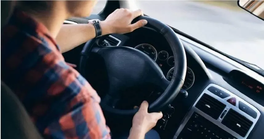 兒子故意製造假車禍,一切都是為了騙保險金。(示意圖/Pexels)