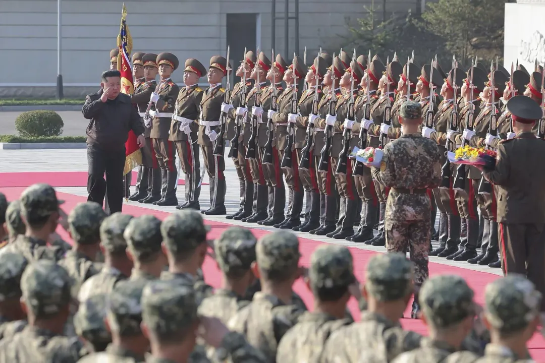 北韓領導人金正恩視察部隊。（資料照／美聯社）