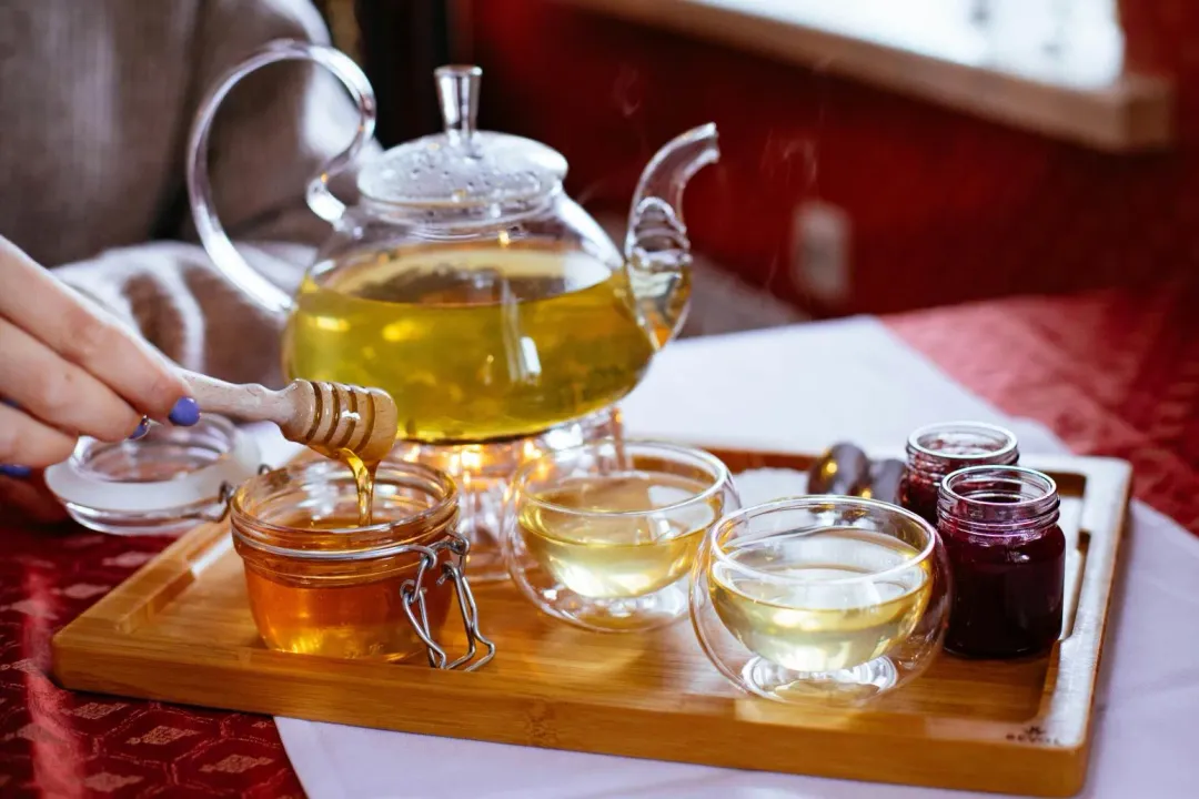 像是熱茶、溫水和蜂蜜檸檬水,可以幫助舒緩喉嚨痛和減少咳嗽。(示意圖/Pixabay)
